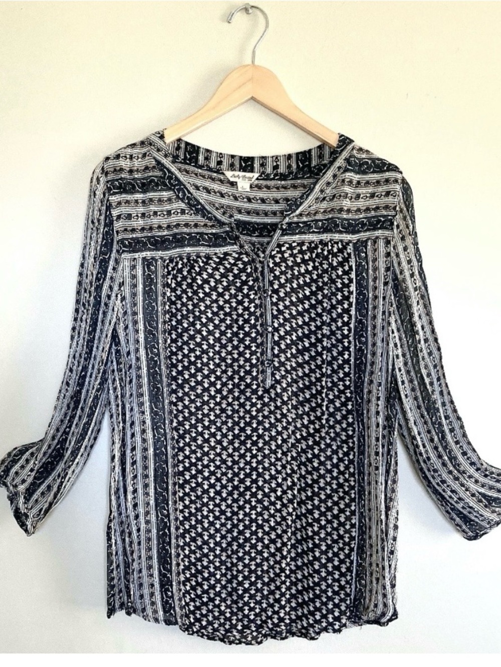 LUCKY BRAND Rayon Tunic Top. Black & White Pattern. sz L
Excellent condition.